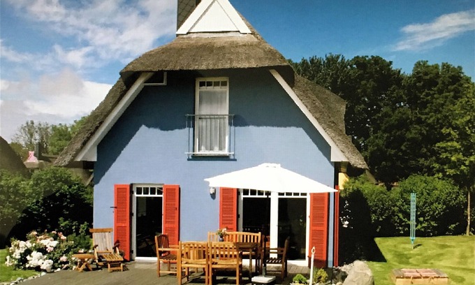 Putgarten House | Stylish thatched roof house with lots of sun, luxury, great garden & lighthouse view