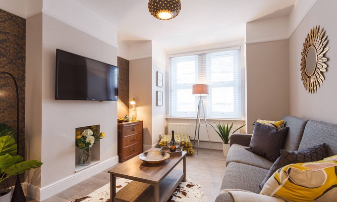 Bournemouth House | Stylish Town Centre House - Sunny Decking, 300 mb/s, Pking