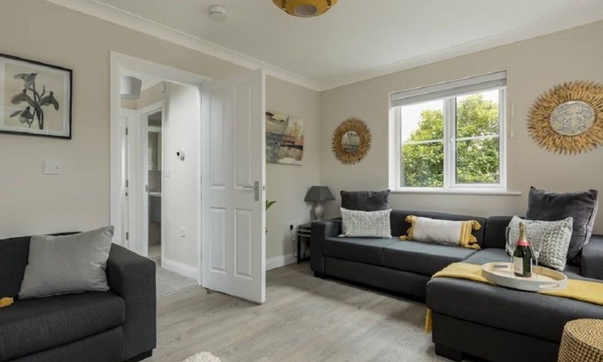 Bournemouth House | Stylish Town House - Central, Detached, Parking, Garden