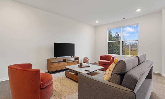 Fox Valley House | Stylish Townhome with Garage on Talbot - Perfect for Long Stays! #42324