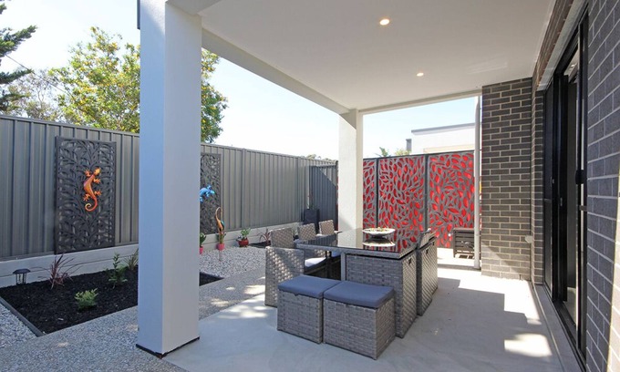 Christie Downs House | ✿Stylish Townhouse; w/King Bed, NBN, Netflix, WIFI