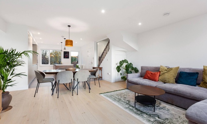 Ballsbridge House | Stylish Townhouse in Central Dublin, 10 mins walk to RDS/Aviva, Free Parking!nn