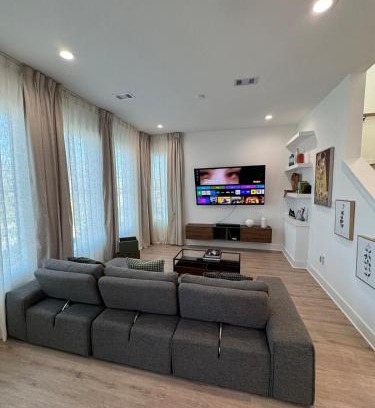 Northside House | Stylish townhouse near downtown