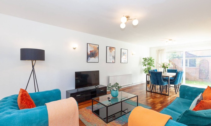 Summertown House | Stylish Townhouse with parking for 2!