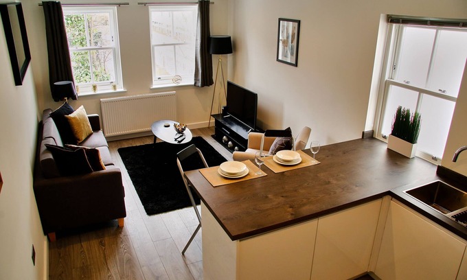 St Albans Apartment | Stylish Two bedroom in the heart of Historic St Albans - Free onsite parking!