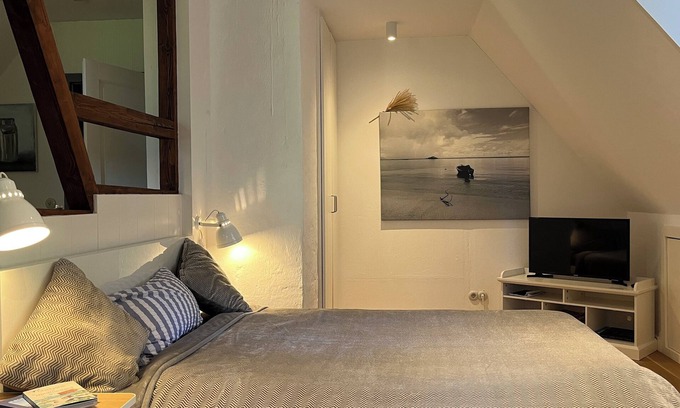 Oldenswort Apartment | Stylish under thatch with park-like garden on the island Eiderstedt/Oldenswort