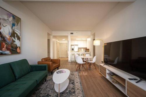 Charlotte Center City Apartment | Stylish Uptown Beauty