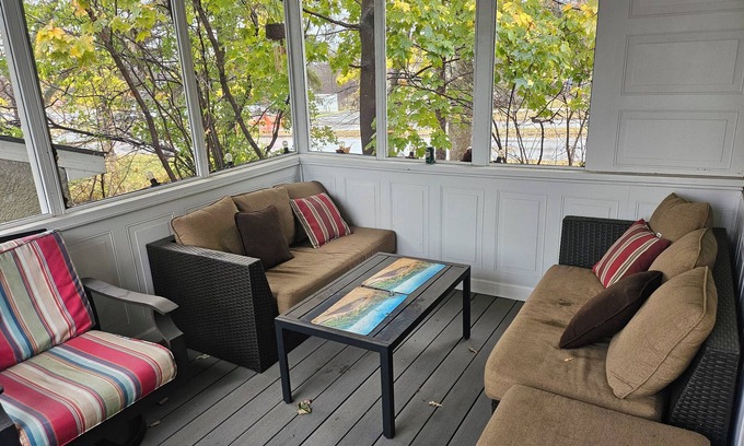 West Seventh House | Stylish Urban Escape. Minutes To Downtown St. Paul, Mall of America and MSP