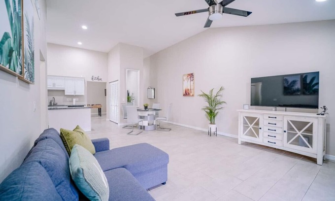 Lake Magdalene House | Stylish Urban Haven Cozy, Clean, Central