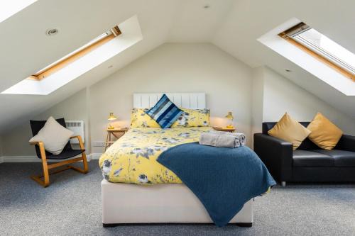 Staple Hill Apartment | Stylish Urban Retreat- Fast WiFi & Private Ensuite
