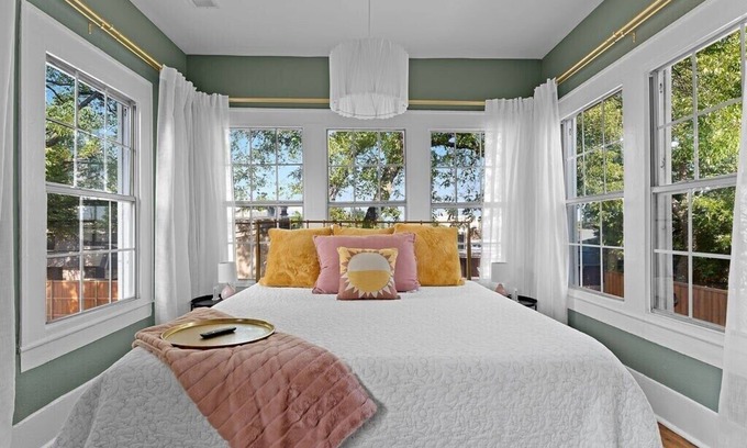 Kessler Apartment | Stylish Urban Treehouse with King Bed, Gated Parking & Walk to Bishop Arts Shops & Dining