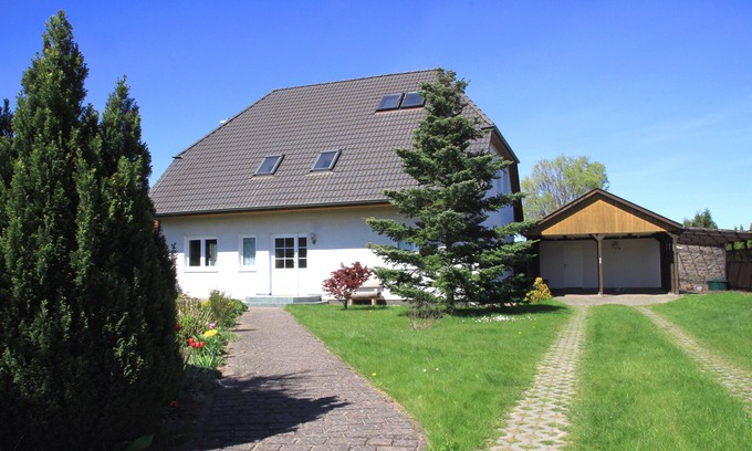 Ahrenshagen-Daskow Apartment | Stylish vacation apartment in a beautiful 2-family house with a large garden
