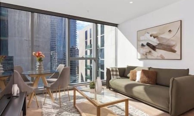 Melbourne Central Business District Apartment | Stylish & Vibrant Apt In Best Location w Gym, Pool