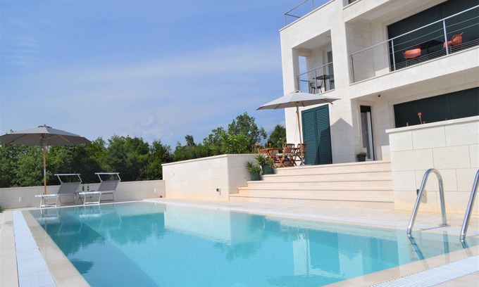 Neodi Villa | Stylish villa with a pool