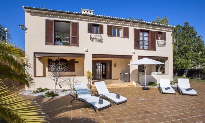 Tarraula House | Stylish villa with large pool overlooking Mediterranean garden