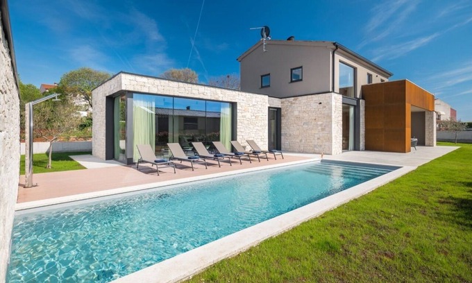 Bale Villa | Stylish villa with pool for 8 in Bale