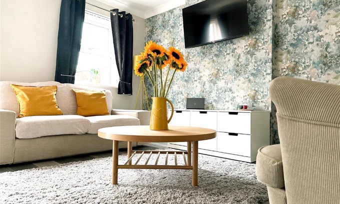 South Milford House | Stylish Village Townhouse w/Parking – Near Leeds & York
