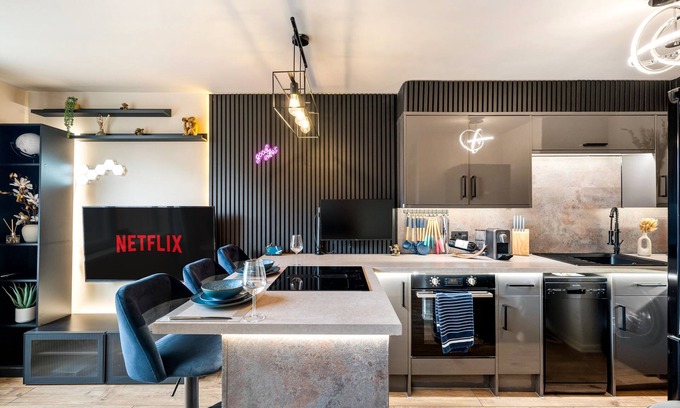 Lincoln Apartment | Stylish Waterfront 2-Bed City Apartment