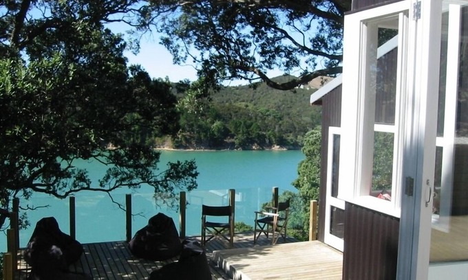Ostend House | Stylish waterfront retreat - dramatic 180 degree views!