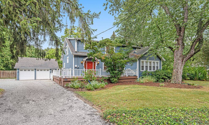 Lakeside House | Stylish & Well-Equipped Home with Private Outdoor Pool, WiFi, Deck, Gas Grill