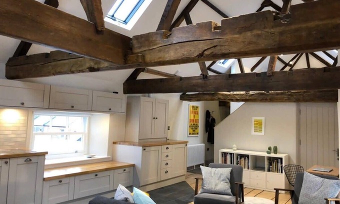 Wells Apartment | Stylish Wells penthouse with Cathedral views