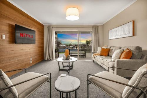 Hamilton House | Stylish with an Outdoor TV - By KOSH BNB