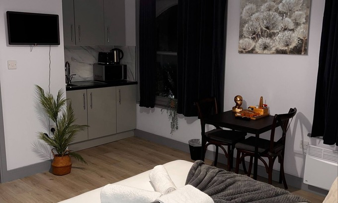 Deptford Hotel | Stylish Wolf’s Ensuite Studio Zone 2 Walking distance to River Thames