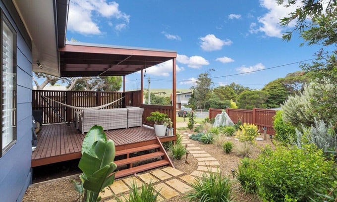 Smiths Beach House | Stylish Zen Bungalow w/Firepit + Walk to Beach!