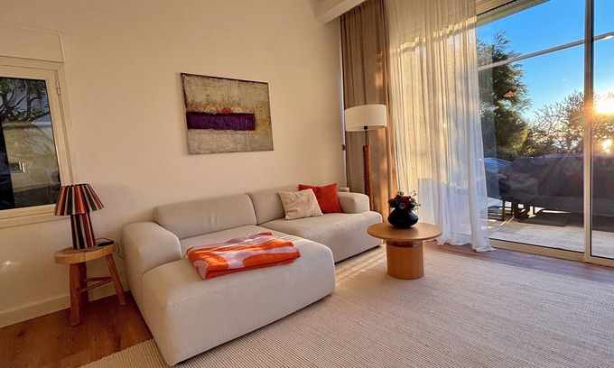 Le Lavandou House | Stylishly furnished vacation home with beautiful garden and sea view