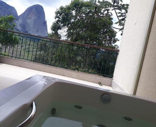 Pedra Azul Apartment | Suíte Vista Azul - Banheira com vista Pedra Azul
