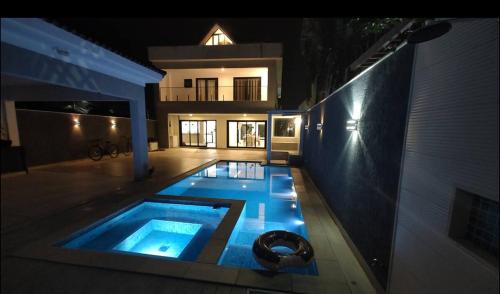 Guaratiba House | Suítes em casa moderna com piscina - Ilha de Guaratiba RJ