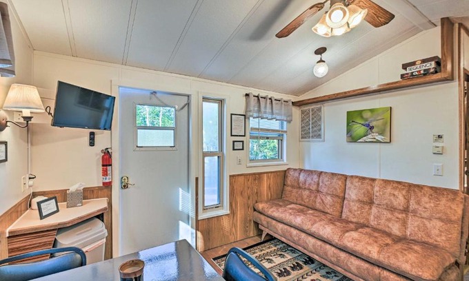 Lincoln House | Sublime Dragonfly Cottage with Lake Access!
