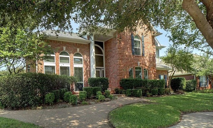 Keller House | Suburban Comfort - Family Home In Friendly Neighborhood