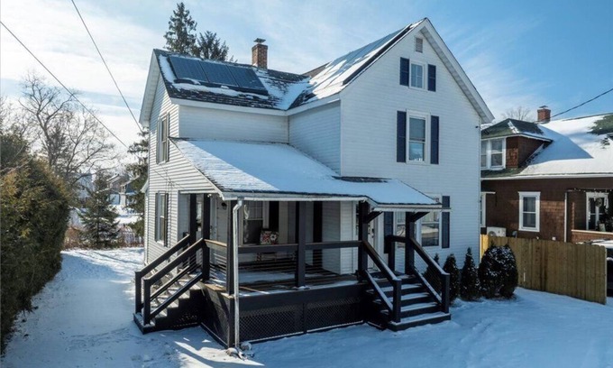Rutland House | Suburban Mountain "Ski" House