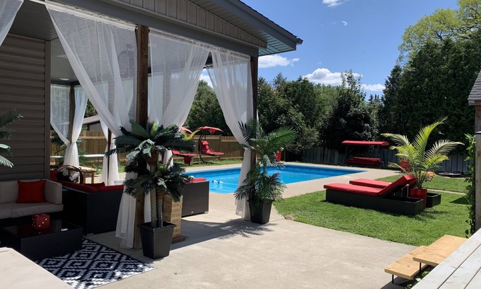 Brantford House | Suburban Oasis with Private Pool, Jacuzzi & Gym!