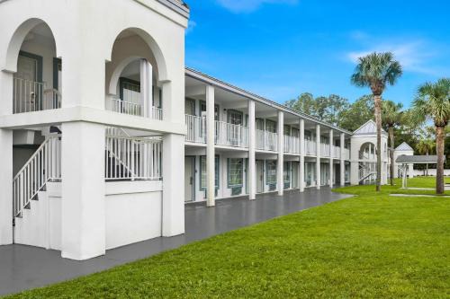 Dock Junction Hotel | Suburban Studios Brunswick I-95