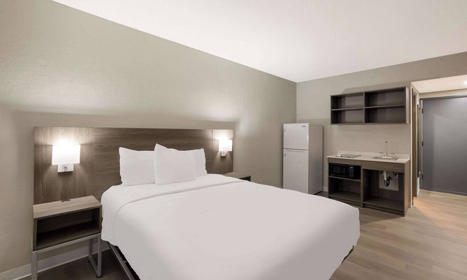 Milwaukee Hotel | Suburban Studios Milwaukee Airport