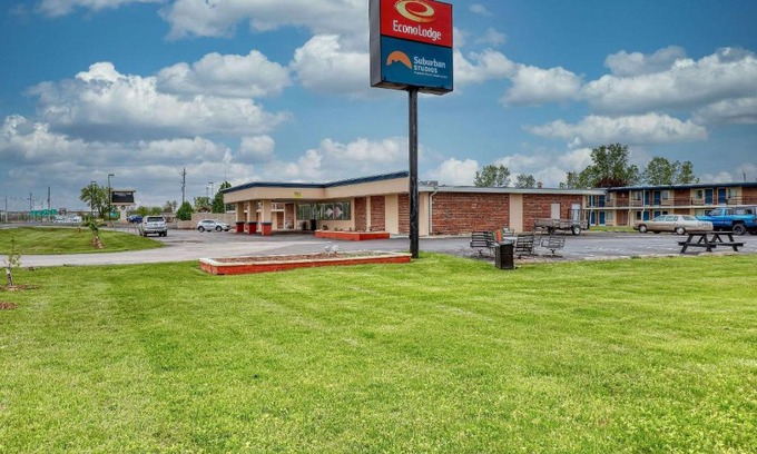 Neenah Hotel | Suburban Studios Neenah