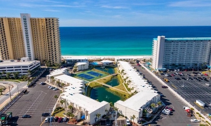 Thomas Drive Condo | Sugar Beach condo : Charming 2 bed condo beachside. Beach chair service included