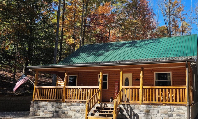 Burkesville Cabin | Sugar Bear Cabin 5 mins from State Park! Fishing, w/boat parking, golf & more!