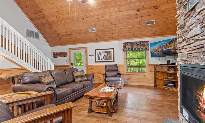 Gatlinburg - Pigeon Forge Cabin | Sugar Bear Mountain Hideaway