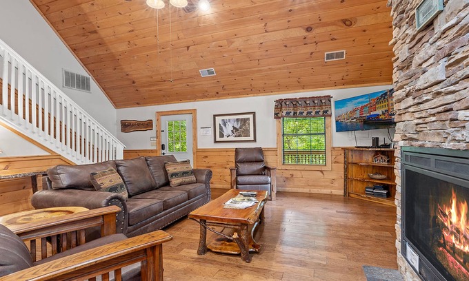 Gatlinburg - Pigeon Forge Cabin | Sugar Bear Mtn Hideaway: Free Attraction Tickets, Game Room & 5 mins to Pigeon Forge