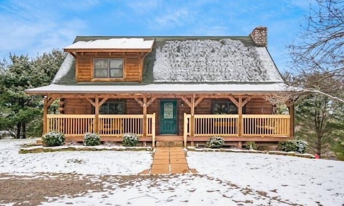 Sugar Grove Cabin | Sugar Grove Retreat - Hot Tub - Hocking Hills!