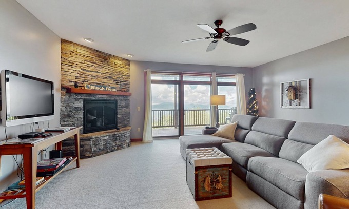 Sugar Mountain Condo | Sugar Mountain Condo Near Ski Resort w/Free WiFi, AC, Fireplace, Balcony, & W/D