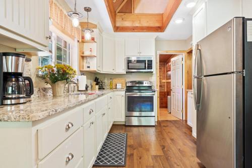 Sugar Pine House | Sugar Pine cabin in the woods King bed Fire pit