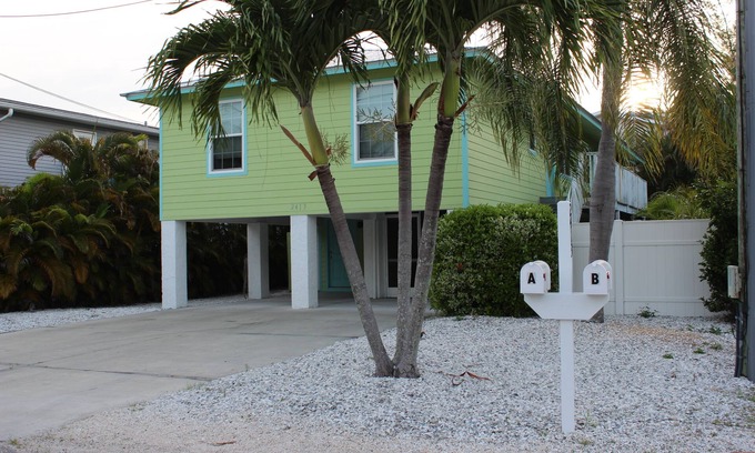 Bradenton Beach House | SUGAR REEF "A" Just Steps from the Gulf!