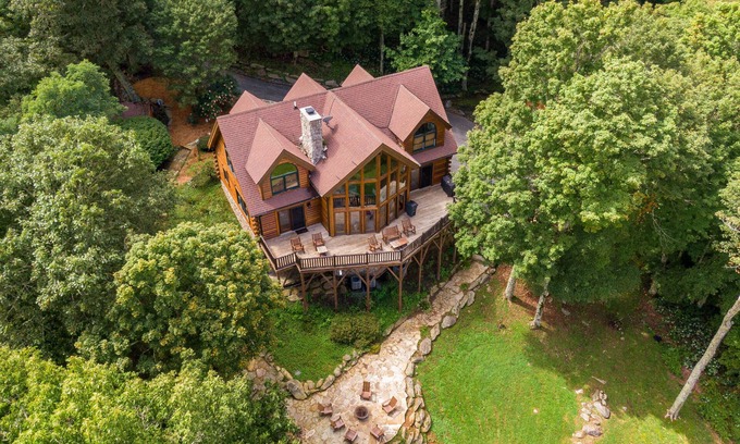 Banner Elk House | Sugar View Retreat - Great mountain views, fire pit, quiet neighborhood!
