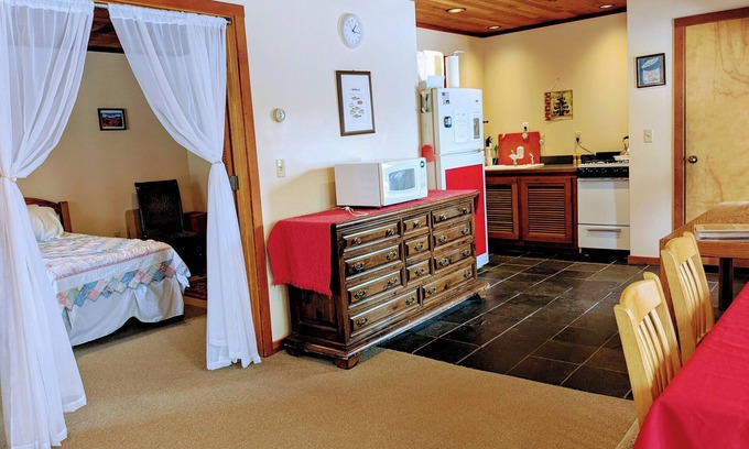 Sugar House Cottage | Sugarhouse Guest House: 400+Mbps wifi. No cleaning fee. Free Parking. Cozy!