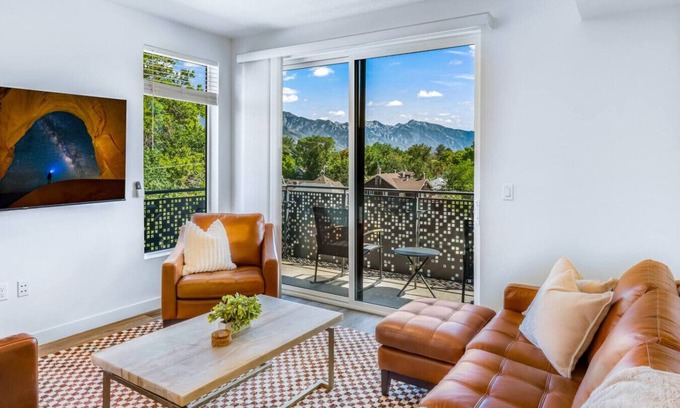 Sugar House Apartment | Sugarhouse! Mountain View 3BR, 2BA Gym, Parking