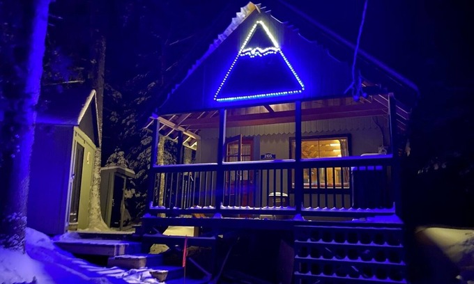 Carrabassett Valley Cabin | Sugarloaf camp - ski/outdoors rustic retreat